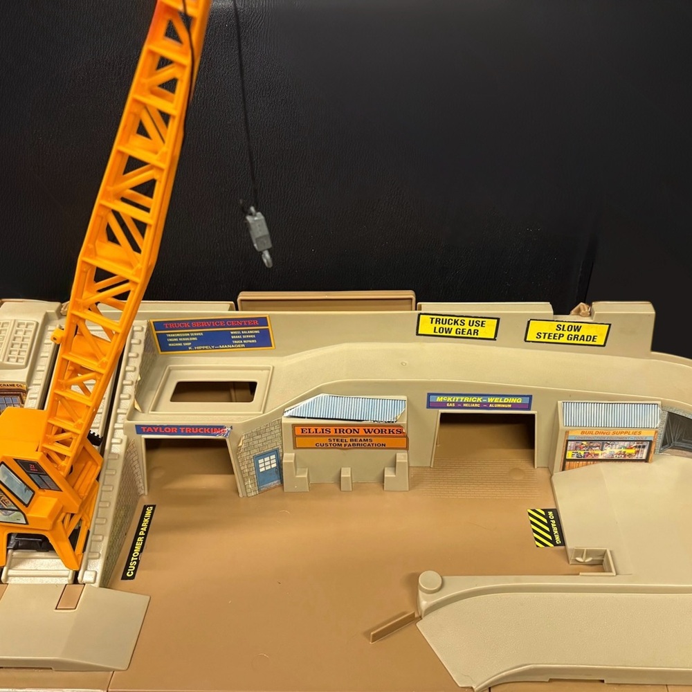 Mattel Hot Wheels Construction Stor N Go Vehicles Playset